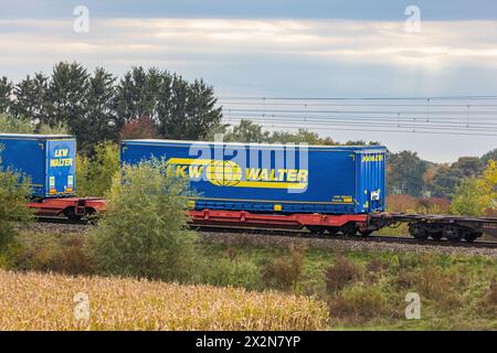 Die firma LKW Walter Hat ihre Anhänger auf einen Zug verladen, diese werden suon damit transportiert. Hier gerade auf der Zugsstrecke zwischen München Foto Stock