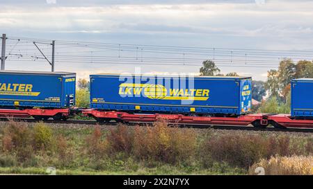 Die firma LKW Walter Hat ihre Anhänger auf einen Zug verladen, diese werden suon damit transportiert. Hier gerade auf der Zugsstrecke zwischen München Foto Stock