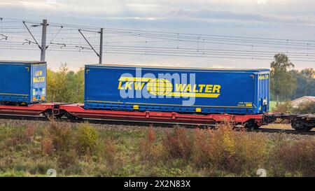 Die firma LKW Walter Hat ihre Anhänger auf einen Zug verladen, diese werden suon damit transportiert. Hier gerade auf der Zugsstrecke zwischen München Foto Stock