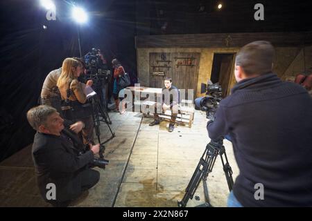 MOSCA - 18 GENNAIO: L'attore Dmitry Vysotsky, giornalisti e cameramen durante l'anteprima stampa di The Cripple from Inishmaan at Theatre on Taganka, 18 gennaio 20 Foto Stock