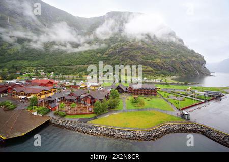 FLAM - JULE 25: Porto di Sognefjord vicino alla montagna boscosa su Jule 25, 2011 a Flam, Norvegia. Fiordo più lungo e profondo della Norvegia. Foto Stock