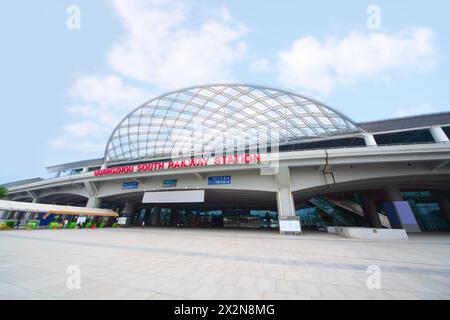 GUANGZHOU - novembre 25: Stazione ferroviaria sud di Guangzhou il 25 novembre 2011 a Guangzhou, Cina. L'edificio del terminal delle stazioni ferroviarie si compone di cinque piani Foto Stock