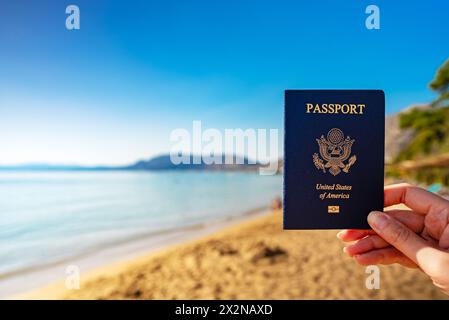 Uomo in possesso di passaporto USA sullo sfondo di un paese tropicale. Foto Stock