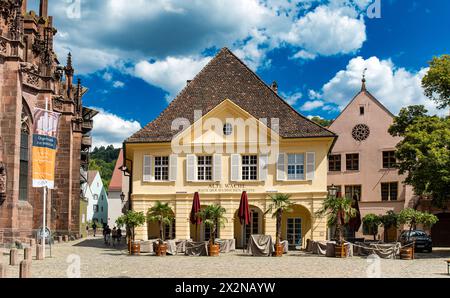 Blick auf die alte Wache, welches jetzt das Haus der badischen Weine ist, in der Freiburger Altstadt. (Friburgo in Brisgovia, Deutschland, 07.08.2023) Foto Stock