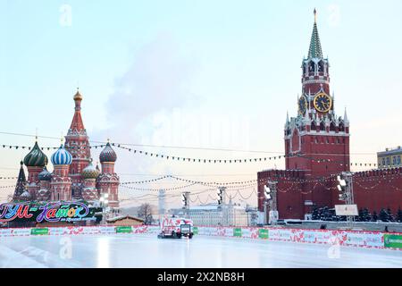 MOSCA - GENNAIO 25: La pista di pattinaggio sulla Piazza Rossa è aperta dal 1° dicembre al 10 marzo e contiene 450 persone il 25 gennaio 2012 a Mosca, Rus Foto Stock