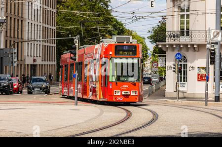 Eine Strassenbahn der Linie 4 mit Ziel Messe ist auf den Strassen von Freiburg im Breisgau in Süddeutschland unterwegs. (Freiburg im Breisgau, Deutsch Foto Stock