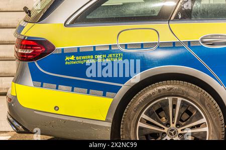 Auf einem Fahrzeug Wird Werbung für den Polizeiberuf bei der deutsche Bundespolizei gemacht. (Friedrichshafen, Deutschland, 21.08.2022) Foto Stock