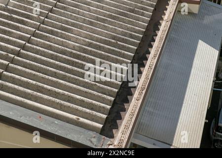 Tetto corrugato in cemento, con telaio anteriore e canalina per collegare il pannello anteriore al tetto dell'abitazione. simile all'amianto con amianto all'interno. il Foto Stock