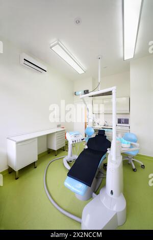 Clinica odontoiatrica vuota. Sedia per paziente e trapano grande per dentista. Foto Stock