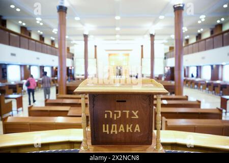 MOSCA - GENNAIO 27: Tzedakah in legno in sinagoga Beis Menachem, 27 gennaio 2012, Mosca, Russia. La sinagoga si trova al secondo piano di Mosca Foto Stock