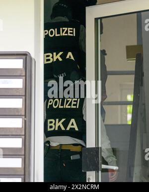 Dresda, Germania. 23 aprile 2024. Gli agenti di polizia del Federal Criminal Police Office (BKA) salgono le scale di un edificio residenziale per perquisire un appartamento. Un dipendente di un deputato tedesco è stato arrestato a Dresda con l'accusa di spionaggio per la Cina. Crediti: Robert Michael/dpa/Alamy Live News Foto Stock