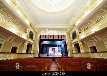 MOSCA - GENNAIO 27: Sala vuota in teatro nel Palazzo di Yauza il 27 gennaio 2012 a Mosca, Russia. Il Palace dispone di 5 sale di diverse capacità con una buona a Foto Stock