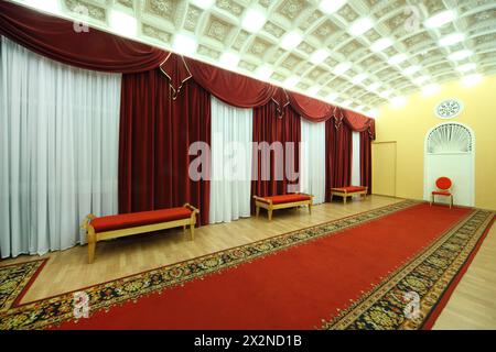 MOSCA - GENNAIO 27: Sala vuota con tappeto rosso nel Palazzo di Yauza il 27 gennaio 2012 a Mosca, Russia. Il Palace dispone di 5 sale con capienza diversa e Foto Stock