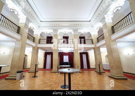 MOSCA - GENNAIO 27: Sala da pranzo nel Palazzo di Yauza il 27 gennaio 2012 a Mosca, Russia. Dal 1947 al 1959 il teatro Mossoviet si trova qui. Foto Stock