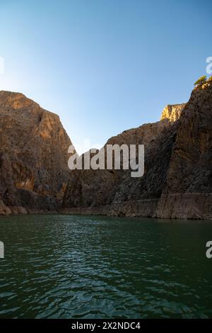 Scogliere e il fiume Eufrate nel Dark Canyon aka Karanlik Kanyon a Erzincan Turkiye. Foto Stock