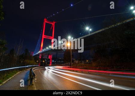 Il Ponte del Bosforo, o anche il 15 luglio, veduta del Ponte dei Martiri di notte. Visita la foto di sfondo di Istanbul. Foto Stock