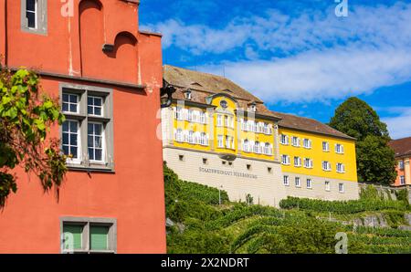 Blick vom Hafen Meersburg auf das gelbe, grosse Gebäude des Staatsweingut Meersburg oberhalb des Bodensees. (Meersburg, Deutschland, 13.07.2022) Foto Stock