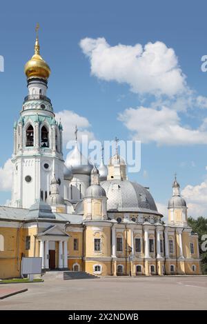 Galleria d'arte regionale vicino alla cattedrale della Santa Resurrezione in piazza Cremlino a Vologda, Russia Foto Stock