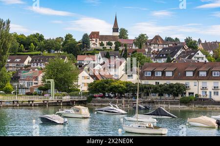 Die Kirche steht in Dingelsdorf auf der höchsten Anhöhung über dem Dorf und dem Bodensee. (Dingelsdorf, Deutschland, 13.07.2022) Foto Stock