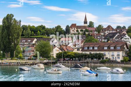 Die Kirche steht in Dingelsdorf auf der höchsten Anhöhung über dem Dorf und dem Bodensee. (Dingelsdorf, Deutschland, 13.07.2022) Foto Stock