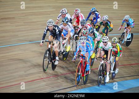 MOSCA - 19 AGOSTO: Ciclisti femminili cavalcano in pista ai campionati mondiali UCI juniores il 19 agosto 2011 a Mosca, Russia. Foto Stock