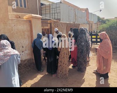 Khartoum. 22 aprile 2024. Questa foto scattata con un telefono cellulare il 22 aprile 2024 mostra gli sfollati in coda per ricevere pasti gratuiti da un ristorante di beneficenza nel quartiere Karari di Omdurman, a nord-ovest della capitale sudanese Khartoum. PER ANDARE CON "Feature: Il Sudan lancia iniziative benefiche per aiutare gli sfollati in mezzo alla guerra civile" credito: Mohamed Khidir/Xinhua/Alamy Live News Foto Stock