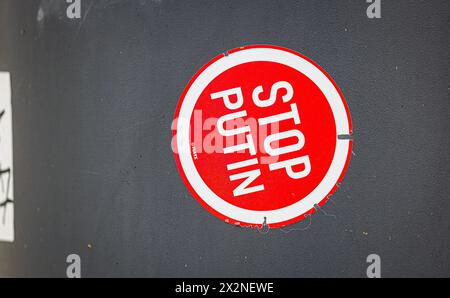 Auf einem Abfallkorb wurde ein Sticker mit der Aufschrift "Stop Putin" angebracht. (Garching B. München, Deutschland, 09.10.2022) Foto Stock