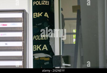 Dresda, Germania. 23 aprile 2024. Gli agenti di polizia del Federal Criminal Police Office (BKA) salgono le scale di un edificio residenziale per perquisire un appartamento. Un dipendente di un deputato tedesco è stato arrestato a Dresda con l'accusa di spionaggio per la Cina. Crediti: Robert Michael/dpa/Alamy Live News Foto Stock