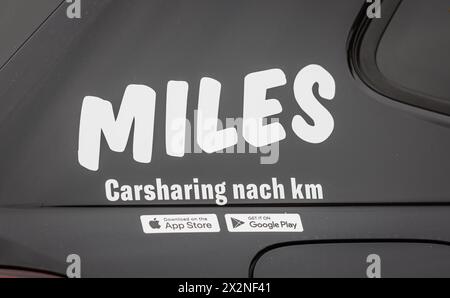 DAS Logo des Carsharingunternehmen Miles von welchem man die App in iTunes App Store oder auf Google Play downloaden kann. (Garching B. München, Deuts Foto Stock