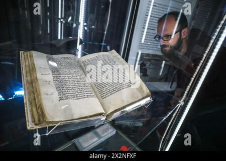 Brno, Repubblica Ceca. 23 aprile 2024. Il curatore della mostra Lukas Fuhrer esamina la pergamena di Zdik nei mobili Olomouc del XII secolo, che è esposta negli Archivi di Stato della Moravia alla mostra The Power of Ink: Medieval Book Culture in Moravia, a Brno, Repubblica Ceca, 23 aprile 2024. Crediti: Monika Hlavacova/CTK Photo/Alamy Live News Foto Stock