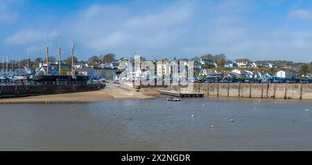 Una vista sul porto interno con la bassa marea a Saundersfoot, Galles, in una luminosa giornata primaverile Foto Stock