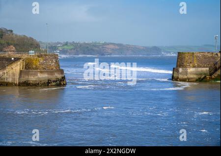 Una vista sul mare attraverso l'entrata del porto di Saundersfoot, Galles, in una luminosa giornata primaverile Foto Stock