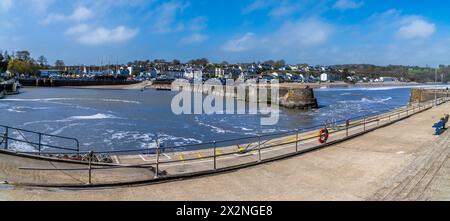 Una vista panoramica dalle mura esterne del porto verso il villaggio di Saundersfoot, Galles, in una luminosa giornata primaverile Foto Stock