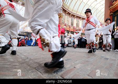 Leadenhall Market, Londra, Regno Unito. 23 aprile 2024. St George's Day, Ewell St Mary's Morris Men si esibiscono al Leadenhall Market. Crediti: Matthew Chattle/Alamy Live News Foto Stock