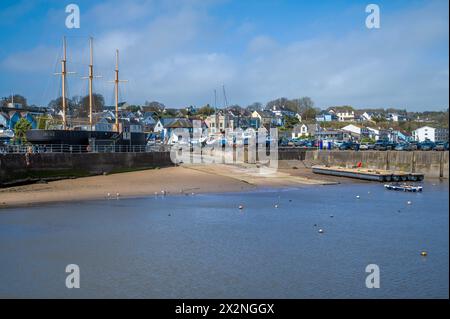 Una vista lungo la parete interna del porto e lo scalo con la bassa marea a Saundersfoot, Galles, in una luminosa giornata primaverile Foto Stock