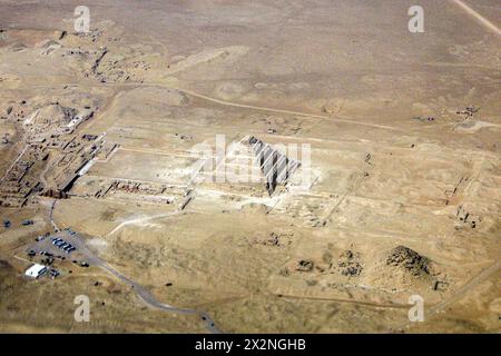 Il Cairo. 23 aprile 2024. Questa foto scattata il 23 aprile 2024 da un aereo mostra una vista del complesso della piramide a gradoni nella necropoli di Saqqara, a sud del Cairo, in Egitto. Crediti: Ahmed Gomaa/Xinhua/Alamy Live News Foto Stock