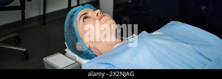 Un uomo riposa pacificamente in un letto d'ospedale, indossando un cappello blu scrub. Foto Stock