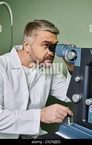 Il medico esamina la visione di qualcuno. Foto Stock