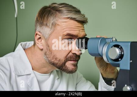 Un uomo esamina meticolosamente la visione di qualcuno. Foto Stock