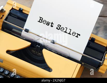Macchina da scrivere gialla con la parola BEST seller su foglio di carta Foto Stock