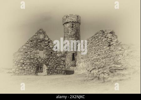 Immagine panoramica generale dello storico Castello di Peel e Abbazia del XII secolo sulla costa occidentale dell'Isola di Man, guardando verso la torre difensiva. Foto Stock