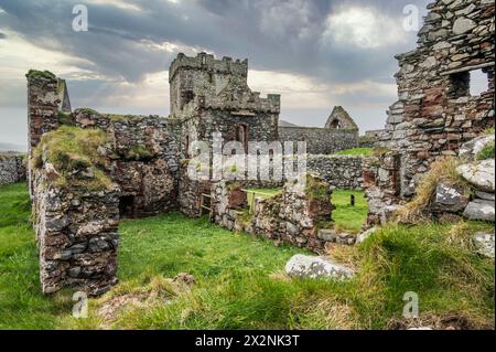 L'immagine panoramica generale è dello storico castello e abbazia di Peel del XII secolo sulla costa occidentale dell'Isola di Man. Foto Stock