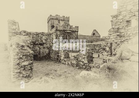 L'immagine panoramica generale è dello storico castello e abbazia di Peel del XII secolo sulla costa occidentale dell'Isola di Man. Foto Stock