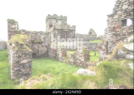 L'immagine panoramica generale è dello storico castello e abbazia di Peel del XII secolo sulla costa occidentale dell'Isola di Man. Foto Stock