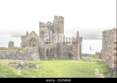 L'immagine è della storica Abbazia del Castello di Peel del XII secolo sulla costa occidentale dell'Isola di Man. Foto Stock