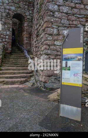 L'immagine è dell'ingresso allo storico castello di Peel, la fortezza vichinga e l'abbazia del XII secolo sulla costa occidentale dell'Isola di Man Foto Stock