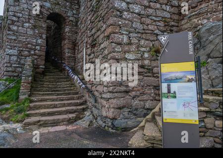 L'immagine è dell'ingresso allo storico castello di Peel, la fortezza vichinga e l'abbazia del XII secolo sulla costa occidentale dell'Isola di Man Foto Stock