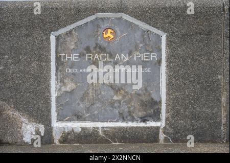 L'immagine è della targa di dedica del molo di Raclan presso la località costiera di Port Erin, sulla punta sud-occidentale dell'Isola di Man Foto Stock