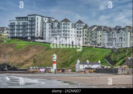 Immagine panoramica che guarda dalla baia agli appartamenti residenziali della località costiera di Port Erin, sulla punta sud-occidentale dell'Isola di Man Foto Stock