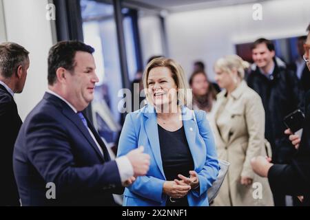 Berlino, Germania. 23 aprile 2024. (RL) Nancy Faeser (SPD), Ministro federale dell'interno e degli affari interni, e Hubertus Heil (SPD), Ministro federale del lavoro e degli affari sociali, fotografati prima della riunione del gruppo parlamentare tenutasi a Berlino il 23 aprile 2024. Credito: dpa/Alamy Live News Foto Stock